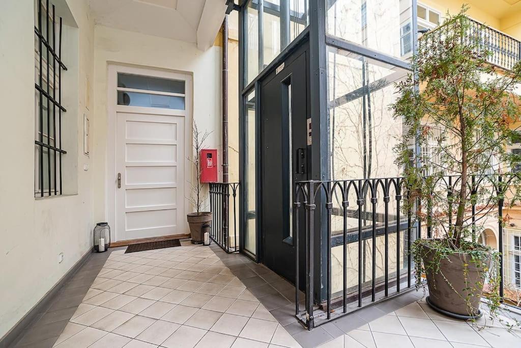 Luxurious Two-bedroom In The Old Town Apartment Prag