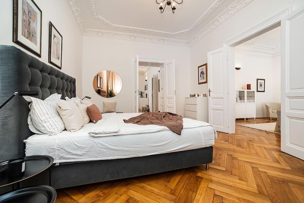 Daire Luxurious Two-bedroom In The Old Town Prag