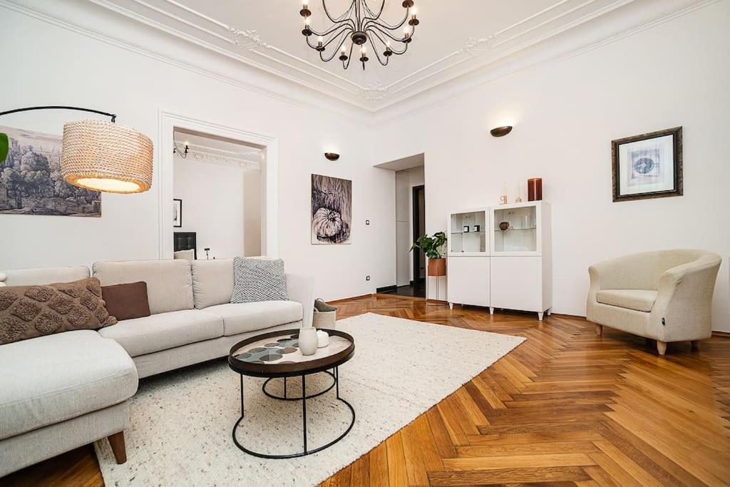 Daire Luxurious Two-bedroom In The Old Town